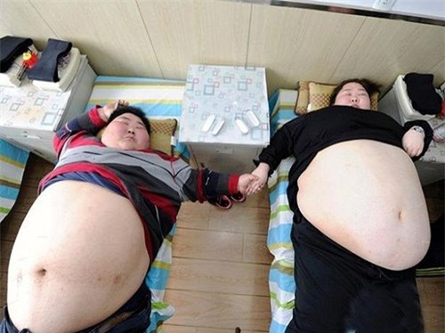  Tổng cân nặng của hai vợ chồng anh Lin là 360kg 