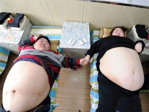 Tổng cân nặng của hai vợ chồng anh Lin là 360kg