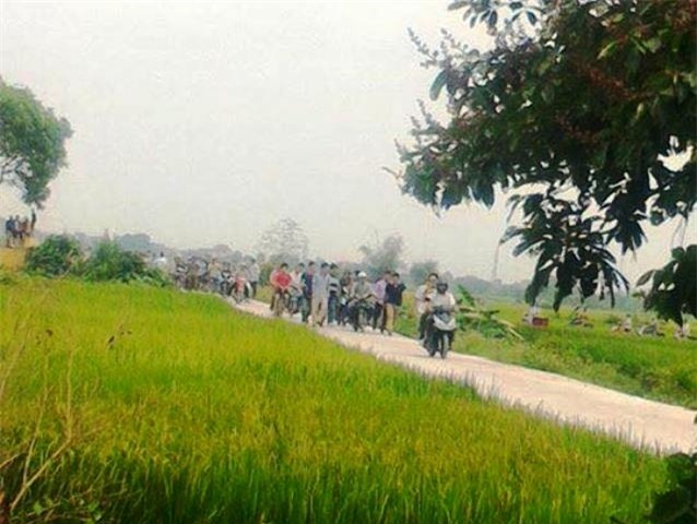 Sau khi gây án xong, đối tượng chạy ra ngoài đồng tự sát nhưng bất thành. Ảnh bạn đọc cung cấp