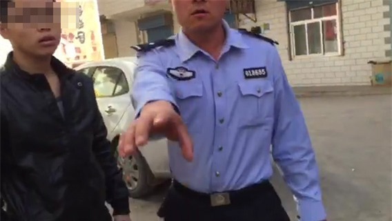 Quay clip cảnh sát hành sự thô bạo, hai sinh viên bị đánh dã man - Ảnh 1.