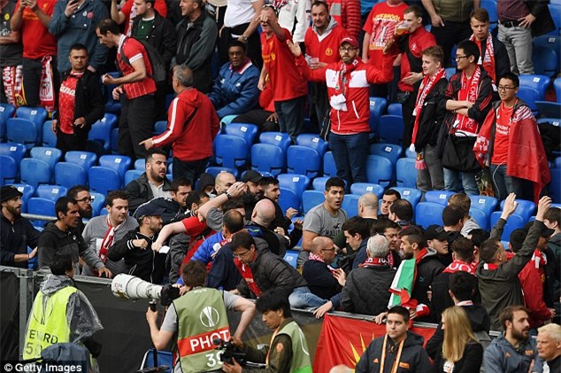 CĐV Liverpool và Sevilla choảng nhau dữ dội trên khán đài - Ảnh 2.