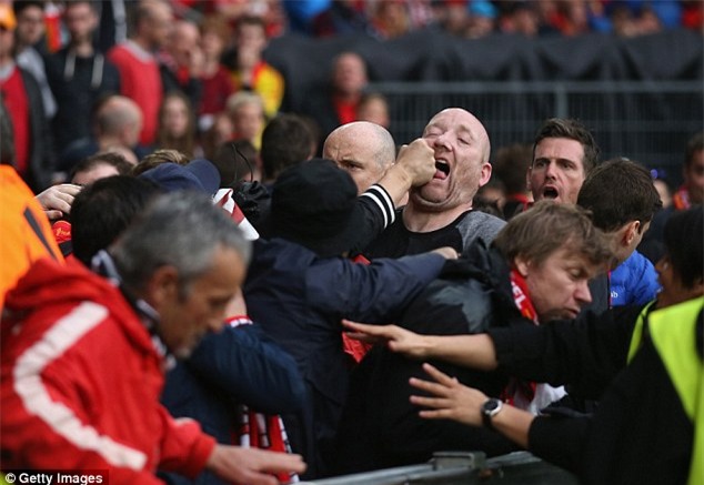 CĐV Liverpool và Sevilla choảng nhau dữ dội trên khán đài - Ảnh 5.