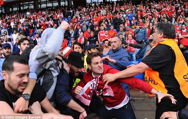 CĐV Liverpool và Sevilla choảng nhau dữ dội trên khán đài - Ảnh 7.