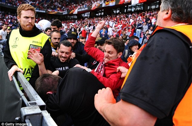 CĐV Liverpool và Sevilla choảng nhau dữ dội trên khán đài - Ảnh 8.