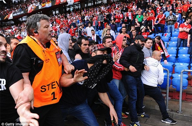CĐV Liverpool và Sevilla choảng nhau dữ dội trên khán đài - Ảnh 10.