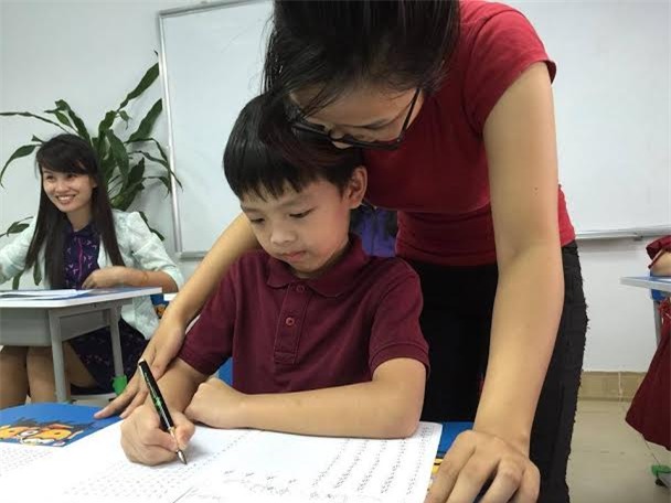ha noi cam thi dau cap: phu huynh lao dao vi… “giay thong hanh” hinh anh 1