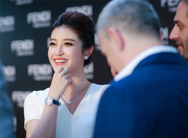 Huyen My lai dien cay hang hieu di su kien hinh anh 4