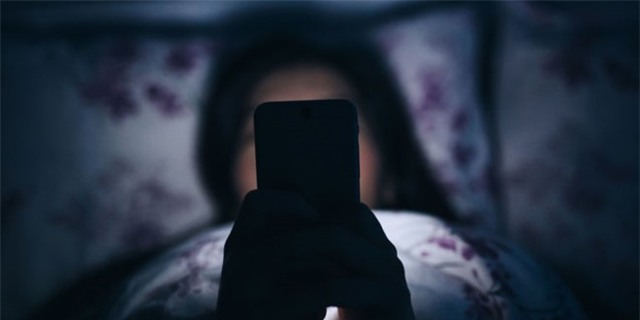 Vi sao khong nen de dien thoai gan giuong ngu? hinh anh 1