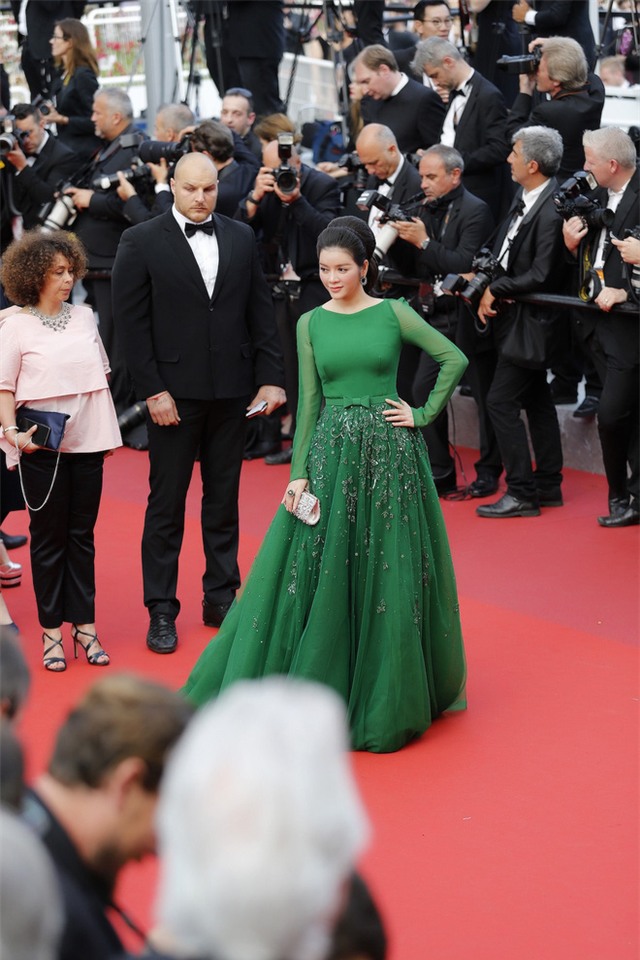 Lý Nhã Kỳ diện đầm xanh lộng lẫy trong ngày thứ 4 tại LHP Cannes - Ảnh 10.