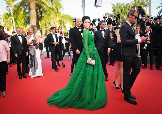 Lý Nhã Kỳ diện đầm xanh lộng lẫy trong ngày thứ 4 tại LHP Cannes - Ảnh 14.