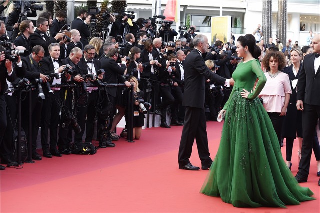Lý Nhã Kỳ diện đầm xanh lộng lẫy trong ngày thứ 4 tại LHP Cannes - Ảnh 16.