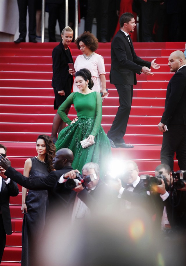 Lý Nhã Kỳ diện đầm xanh lộng lẫy trong ngày thứ 4 tại LHP Cannes - Ảnh 17.