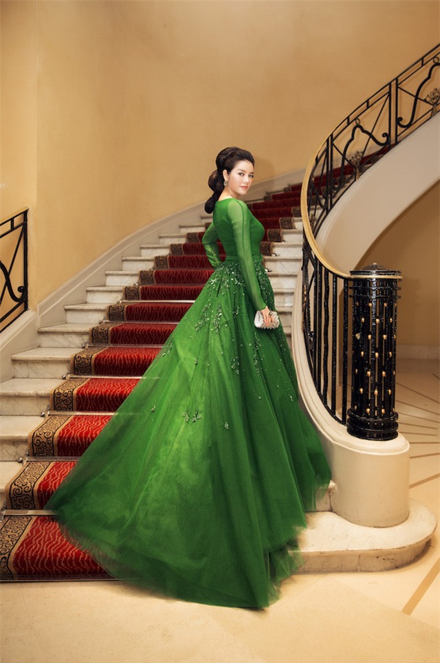 Lý Nhã Kỳ diện đầm xanh lộng lẫy trong ngày thứ 4 tại LHP Cannes - Ảnh 2.