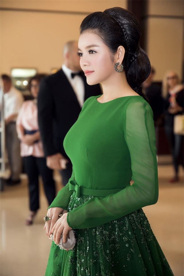 Lý Nhã Kỳ diện đầm xanh lộng lẫy trong ngày thứ 4 tại LHP Cannes - Ảnh 4.