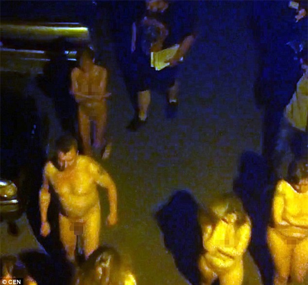 Hàng chục gái bán dâm cùng khách làng chơi bị ép diễu phố trong tình trạng khỏa thân - Ảnh 2.