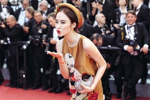 Cai bay dang sau chiec vay cua Phuong Trinh o Cannes hinh anh 1