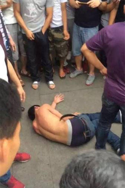 Ăn cắp xe, tên trộm tới số vì bị cả trăm người bao vây - Ảnh 3.