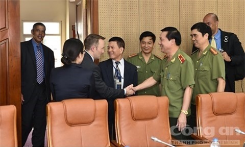 Obama tham Viet Nam: Chi mat vu My duoc mo cua xe hinh anh 4