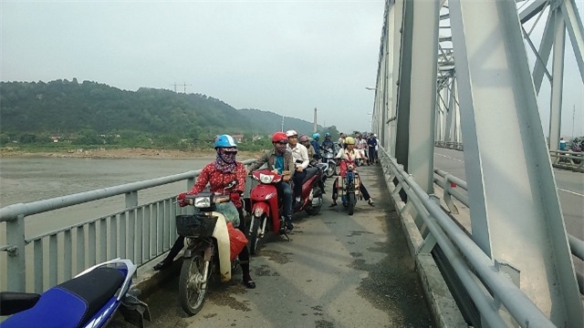 Có bầu với bạn trai, thiếu nữ xinh đẹp nhảy cầu tự tử - Ảnh 1.