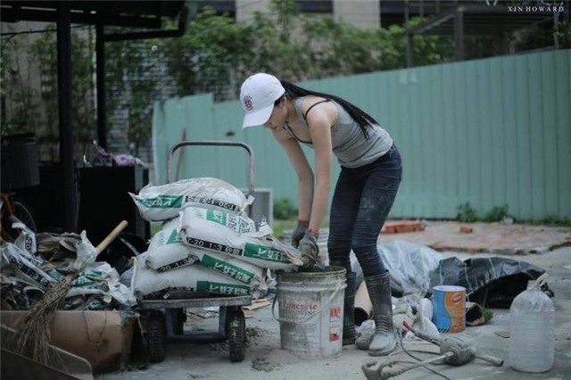 Hot girl phụ hồ khiến anh chàng nào cũng muốn làm thợ xây - Ảnh 5.