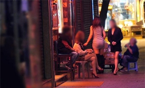 du khách Anh, chốn ăn chơi, phố đèn đỏ, ăn mặc hở hang, cô gái bán hoa, Hong Kong, ăn chơi