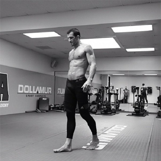 Luke Rockhold - Chàng mỹ nam của võ đài UFC - Ảnh 2.