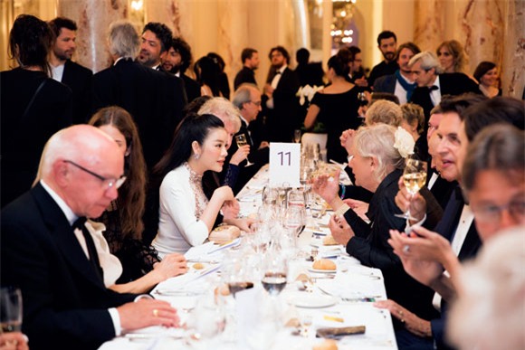 Lý Nhã Kỳ ngồi tiệc Vip tại Cannes 1