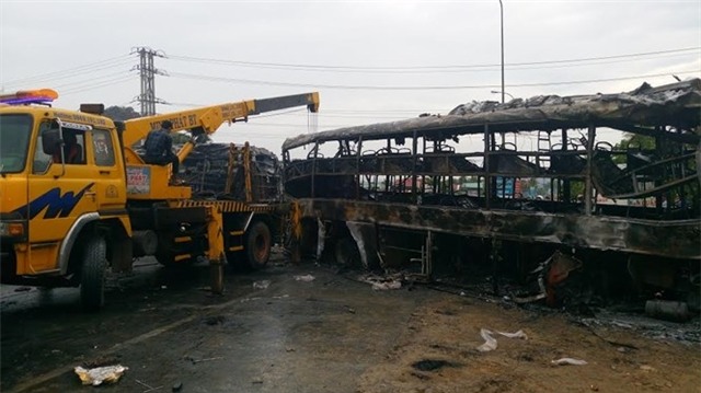 Hiện trường vụ tai nạn kinh hoàng khiến 2 xe khách giường năm cháy rụi /// Ảnh: Quế Hà