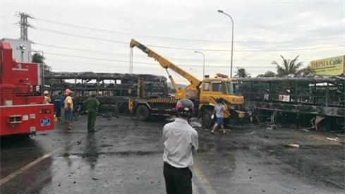Tai nạn kinh hoàng, cháy rụi 2 xe khách giường nằm, ít nhất 14 người chết - ảnh 1
