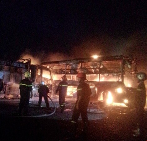 2 xe khach tong nhau boc chay, 12 nguoi khong the nhan dang - 1