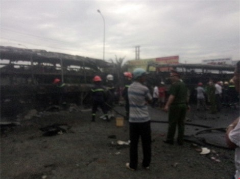 2 xe khach tong nhau boc chay, 12 nguoi khong the nhan dang - 3