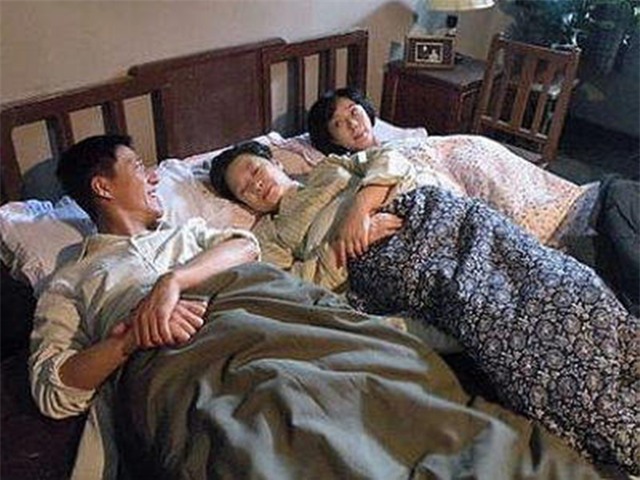 Hơn 30 tuổi chưa cai sữa, người đàn ông đề nghị 2 vợ chồng ngủ chung với mẹ - Ảnh 2.