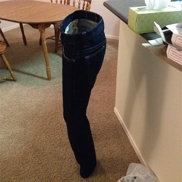 12. Hoa hết cả mắt, người đâu rồi mà sao chiếc quần vẫn đứng 'hiên ngang' như vậy.