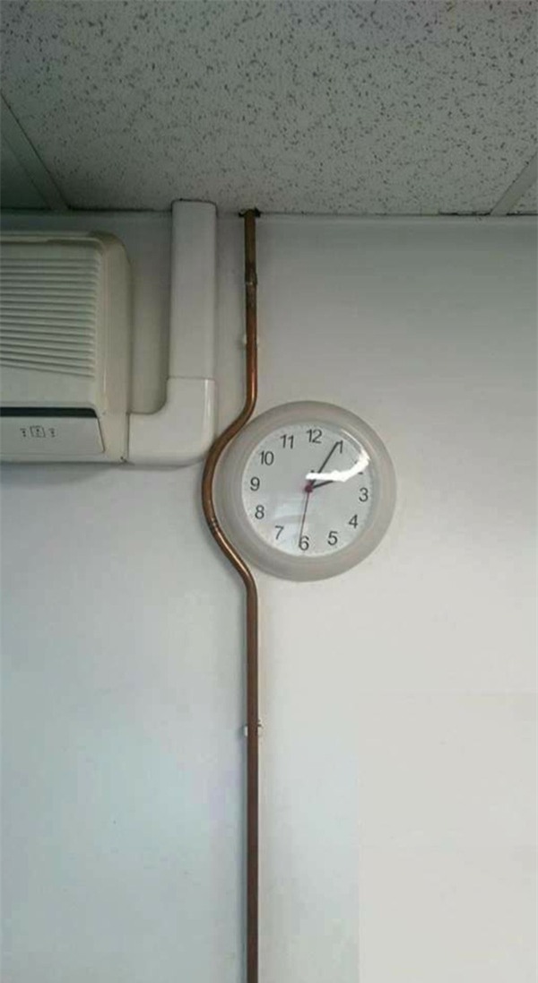 15. Có thể dịch chuyển chiếc đồng hồ sang bên cạnh một chút mà, sao phải uốn éo vậy.