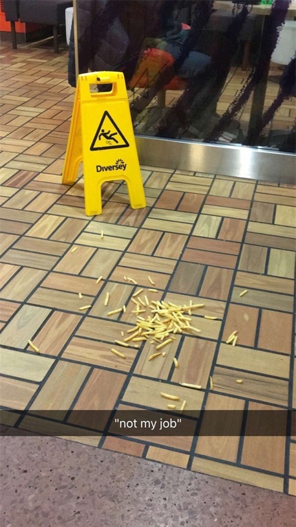 20. Thay vì lấy cái biển thông báo, sao không lấy chổi dọn đi?