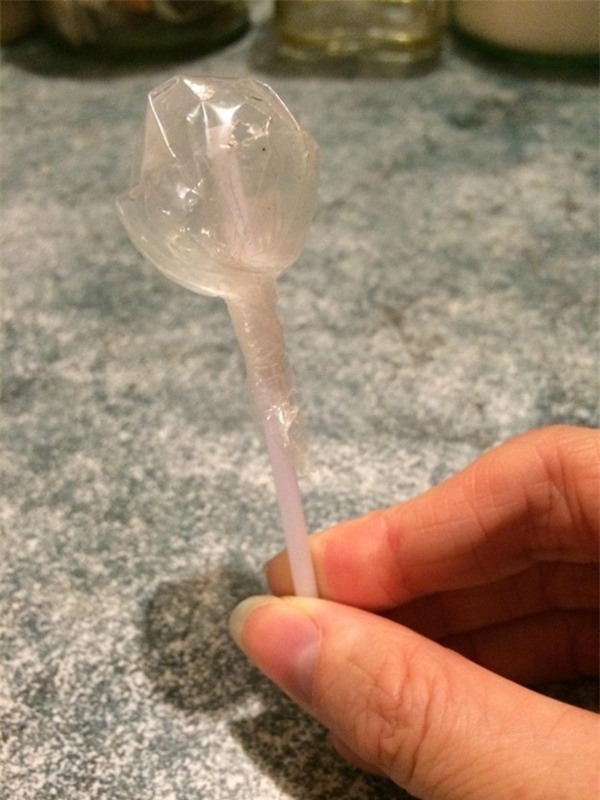 9. Kẹo mút mà cũng không phải là kẹo mút, đau đầu với cái thế giới này quá.