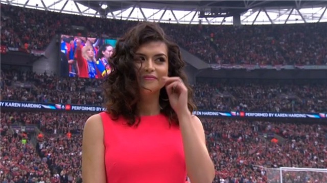 Bi hài ca sĩ hát trước trận chung kết FA Cup quên lời quốc ca - Ảnh 2.