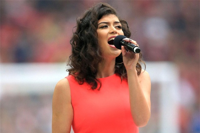 Bi hài ca sĩ hát trước trận chung kết FA Cup quên lời quốc ca - Ảnh 4.