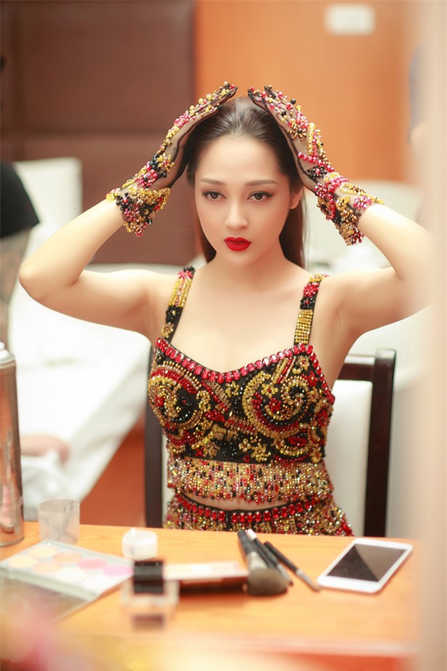 Có ít nhất 6 người phục vụ cho 1 tiết mục của Bảo Anh - Ảnh 2.