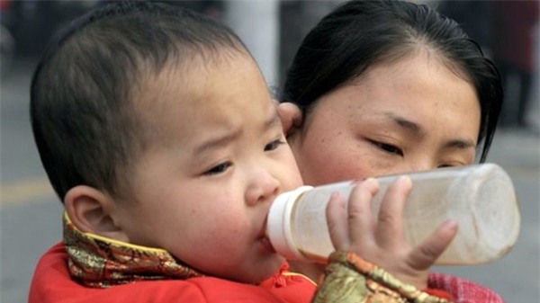 Trường mầm non dùng sữa giả khiến trẻ em sưng mắt chảy máu mũi