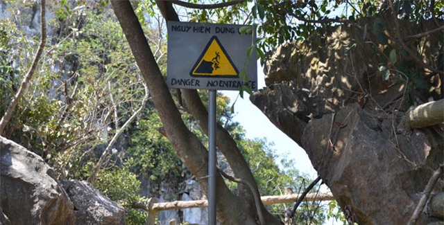 Gia đình bất cẩn, bé trai rơi xuống động Âm Phủ tử vong