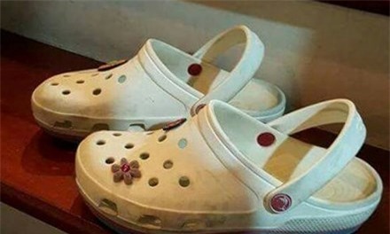 Xôn xao chuyện học sinh bị phạt nhặt lá cây vì đi dép crocs tới trường