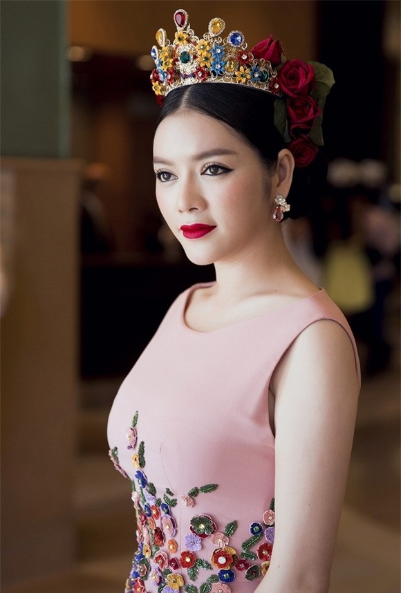 Lý Nhã Kỳ đội vương miện 8