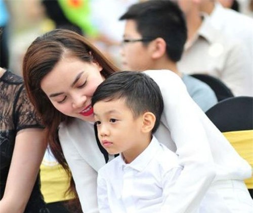 nguoi noi tieng va noi lo con cai tro thanh “cai ron cua vu tru” - 1