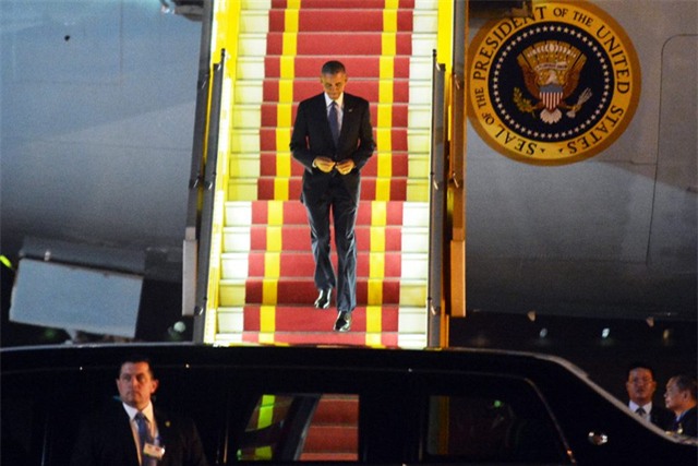 21h30 tối 22/5, chuyên cơ Không lực Một đã đáp xuống sân bay Nội Bài. Tổng thống Mỹ Barack Obama xuất hiện rất chóng vánh. Ông từ cửa máy bay bước rất nhanh xuống dưới cầu thang và lên ngay chiếc Cadillac One đang đợi sẵn.