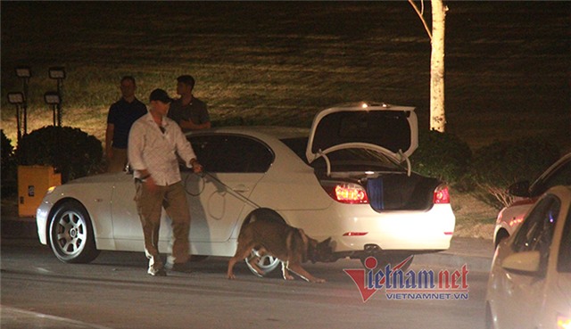 Chiếc xe được cho là của Đại sứ Mỹ tại Việt Nam vào trong sân bay sau khi qua cửa kiểm tra an ninh. Ngay Đại sứ Mỹ Ted Osius cũng phải qua kiểm tra giấy tờ và đồ đạc mới được vào bên trong.