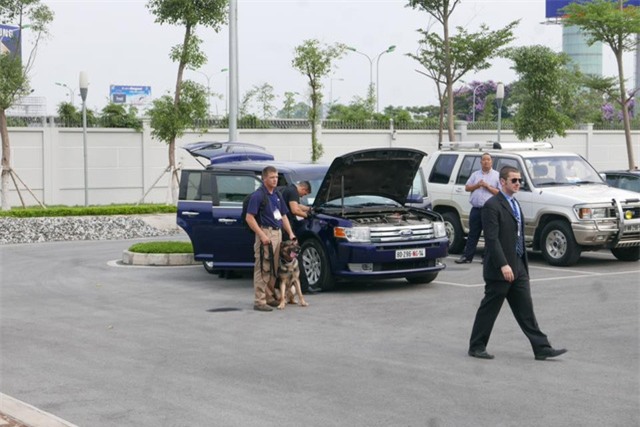 Một chiếc xe vào trong nhà VIP A được kiểm tra tỉ mỉ.