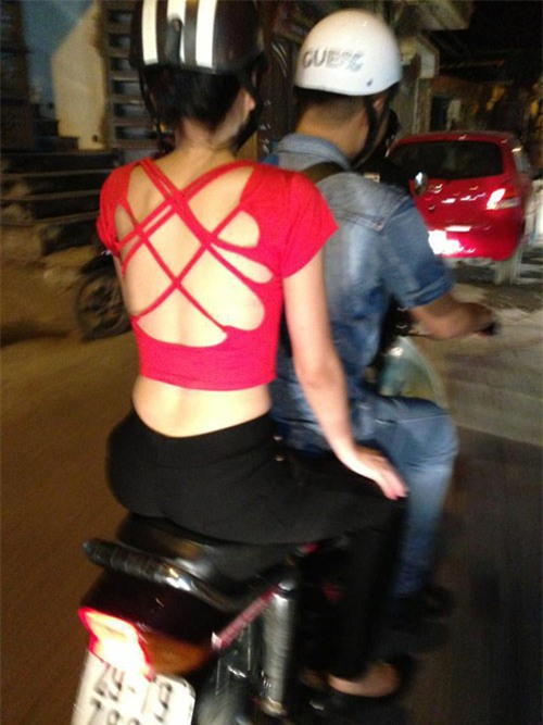 thiếu nữ ăn mặc hở hang trên đường phố Hà Nội