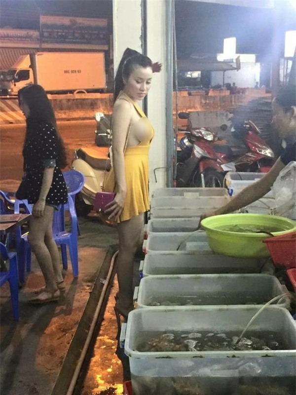 thiếu nữ ăn mặc hở hang trên đường phố Hà Nội