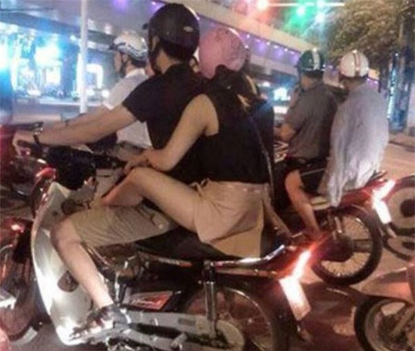 thiếu nữ ăn mặc hở hang trên đường phố Hà Nội